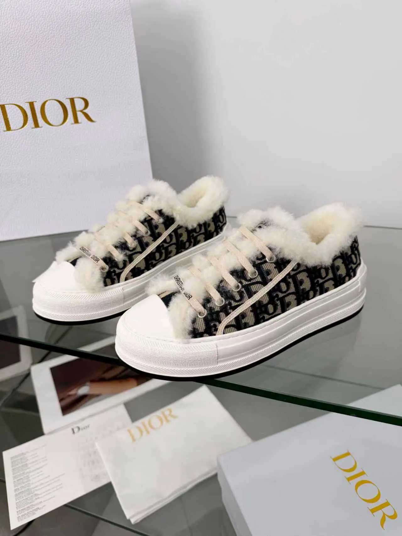 Men's men's shoes pP540! 𝐃𝐈𝐎𝐑 𝐖𝐚𝐥𝐤'𝐧 Dior Presbyopia Embroidery Wool Thick Sole Canvas Shoes Casual Sneakers (Half Flop) These Walk'n'Dior thick sole sneakers are a fashionable piece that elevates the collection. Oblique printed cotton embroidered upper with comfortable platform sole, tongue and Christian Dior Paris signature laces. Bottom thickness 4.5CM Size: Women's 35-41